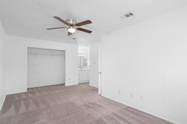 Building Photo - 1015 E Yager Ln