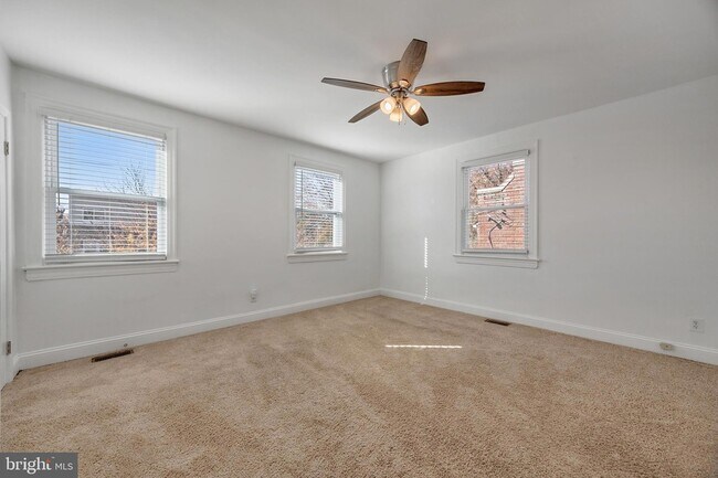 Building Photo - 458 Oakwood St SE