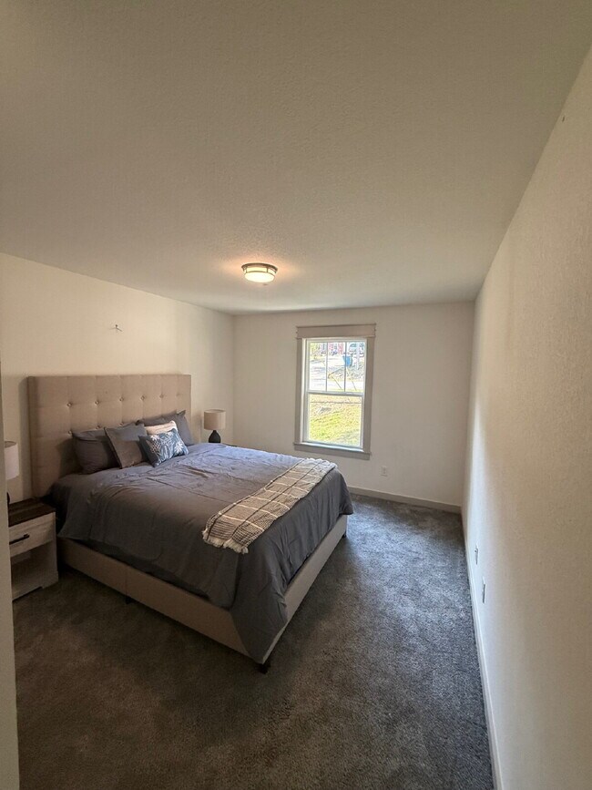 Building Photo - Charming Furnished 3-Bedroom 2 Bath Home i...