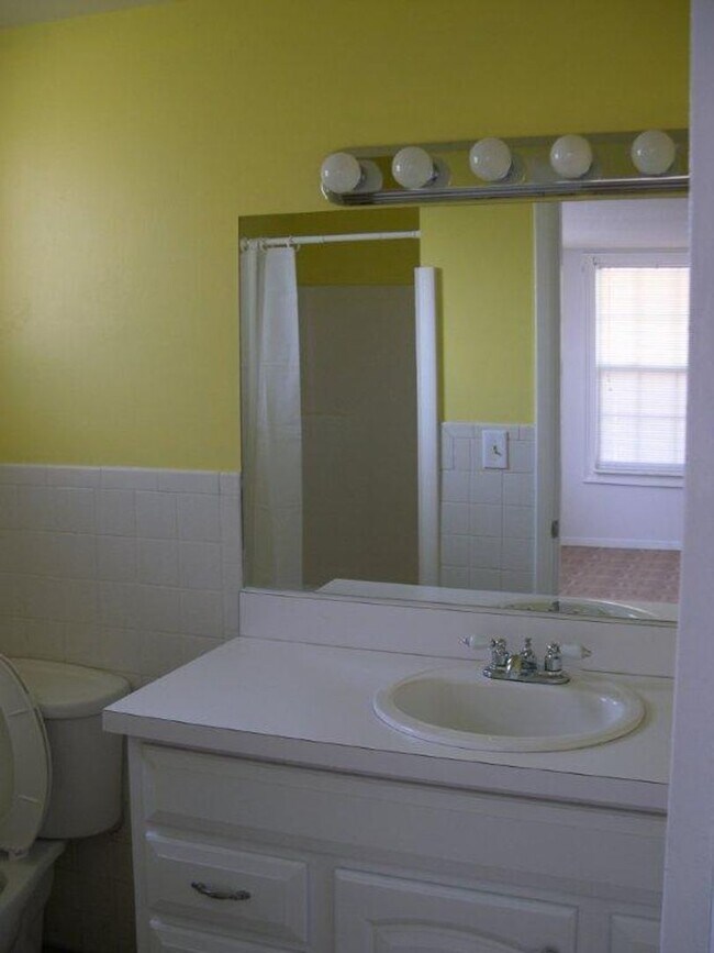 Building Photo - 220 Golden Days Dr