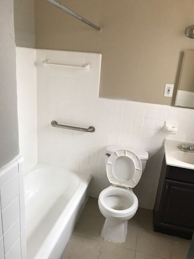 Building Photo - One bedroom charmer close to St Francis Park