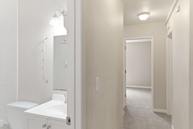 Building Photo - Spacious and versatile 6-bedroom, 2-bath split-level home
