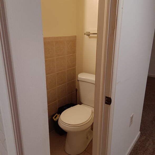 Bathroom area - 4914 Green Creek Ter