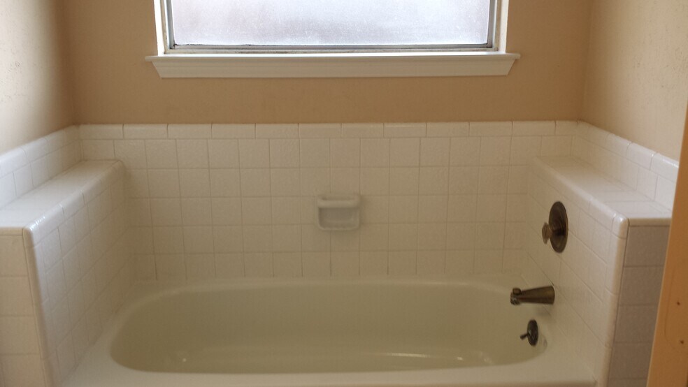 Building Photo - 2304 Canyon Valley Trl