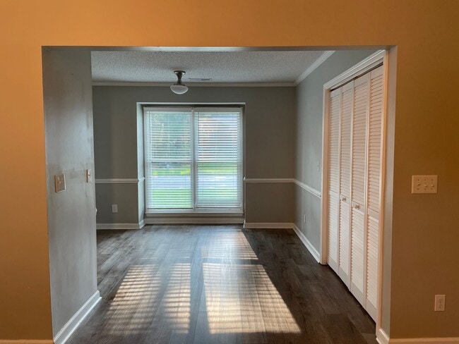 Building Photo - Charming 2 Bed, 2 Bath Triplex in Fayettev...