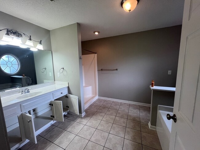 Building Photo - 325 Trailwood Dr