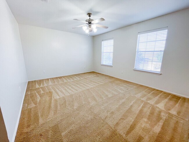Building Photo - *PENDING* Spacious Home in Yowell Ranch
