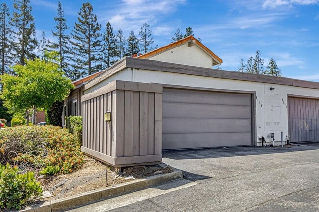 Building Photo - 8130 Park Villa Cir