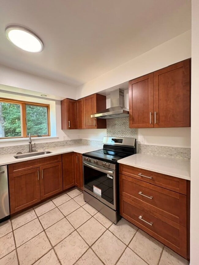 Building Photo - 2071 Golf Course Dr