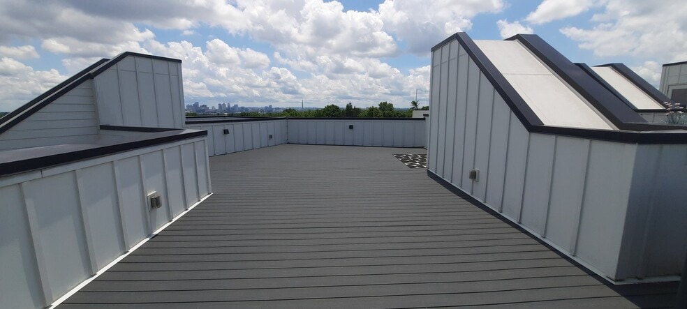 Building Photo - 490 W Trinity Ln