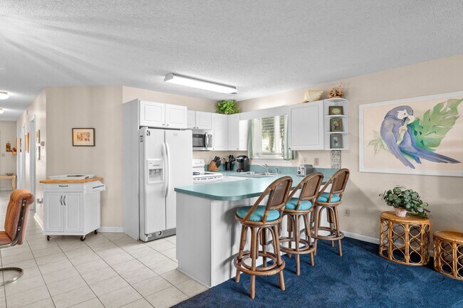 Building Photo - First Floor Seasonal Rental Available December 1, 2025-June 30, 2026-Golf Colony 40S