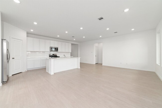 Building Photo - 830 Heaven Dr