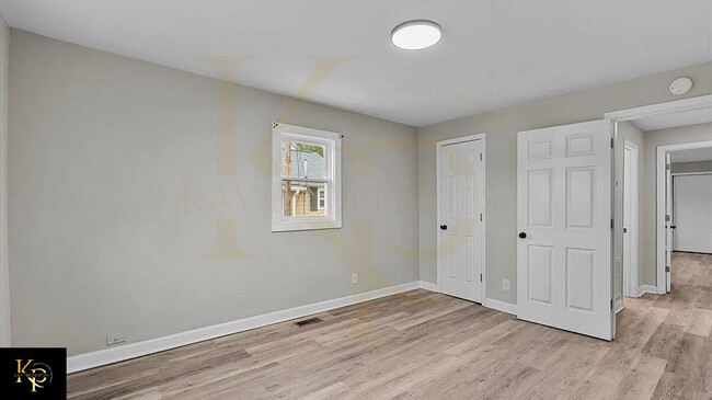 Building Photo - 605 Apple St