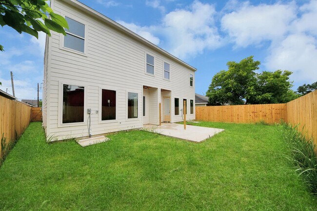 Building Photo - 8206 Colonial Ln