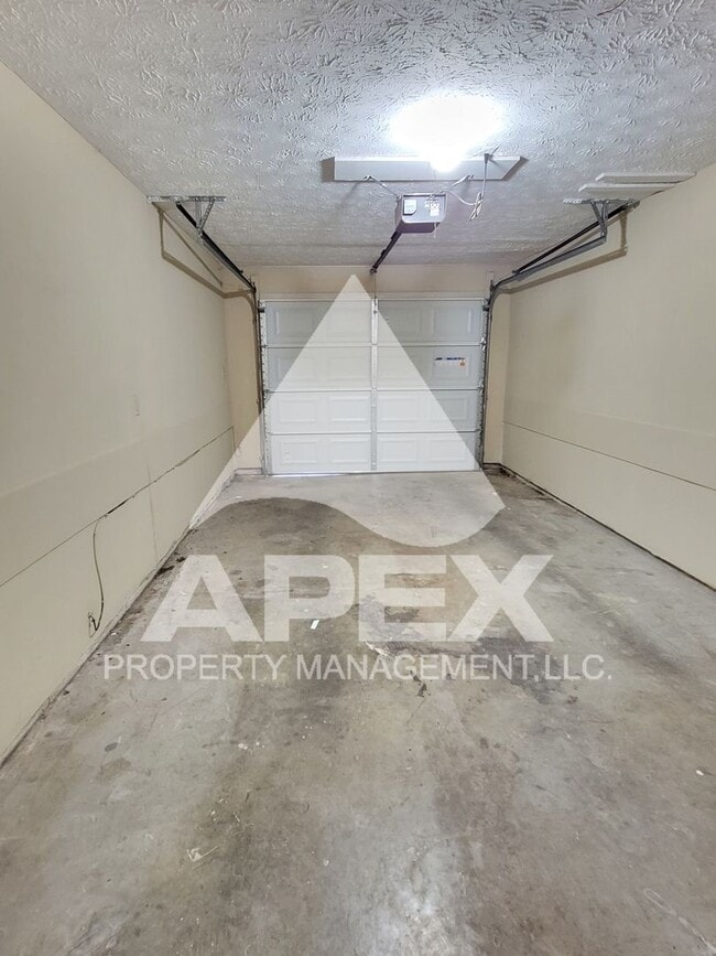 Building Photo - 3 Bed/ 2.5 Ba home w/Hardwood floors, Fireplace and oversized 1-Car Garage - WEST Knoxville!!