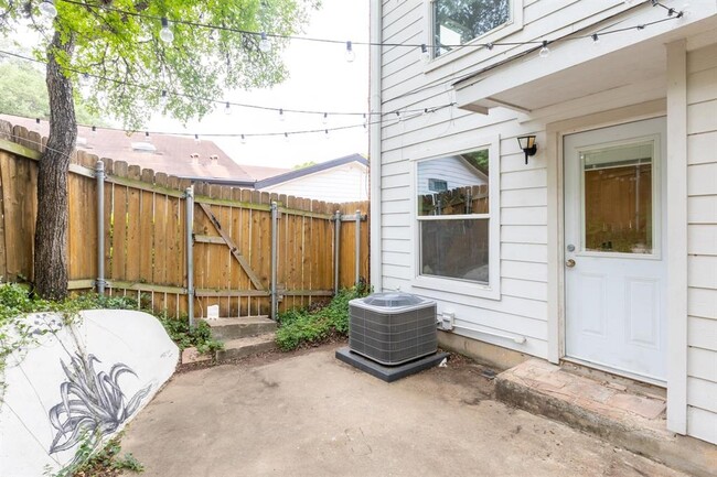 Building Photo - 813 E Oltorf St