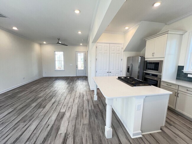 Building Photo - Stunning, two-bedroom townhome now available in Market Common!