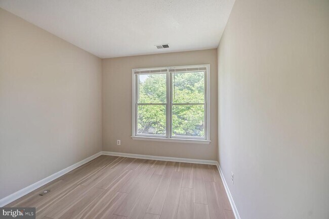 Building Photo - 1657 Oak Spring Way