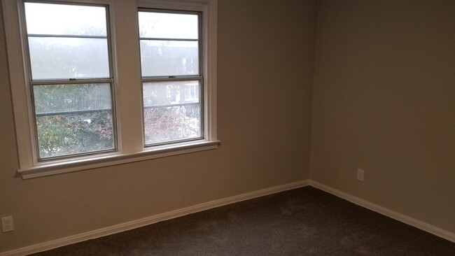 Building Photo - Updated Row - Holmesburg