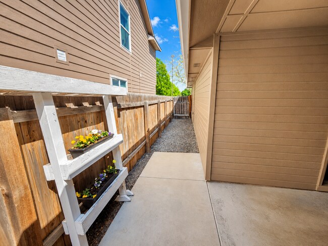 Building Photo - Easy-Living 3 Bed, 2 Bath Home with Double Garage, Pool Access & Private Courtyard