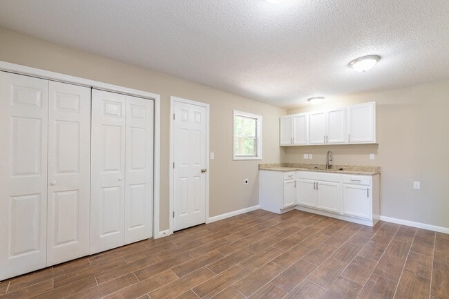 Building Photo - 4468 Tarleton Dr