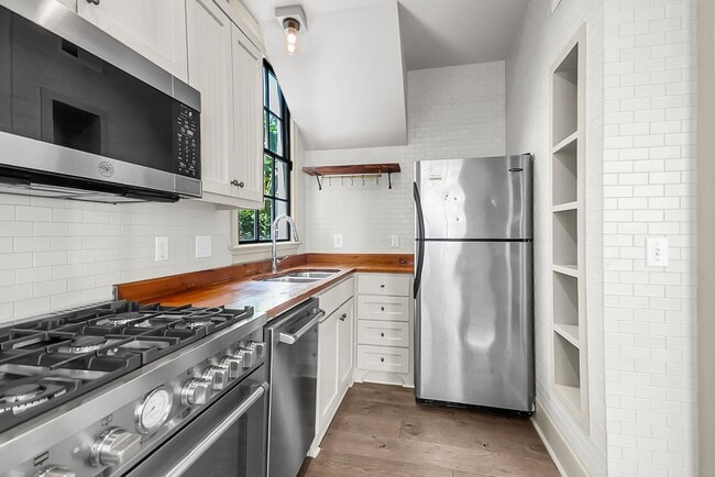 Building Photo - 3 Bedroom 2.5 Bath House in the hip Elliot...