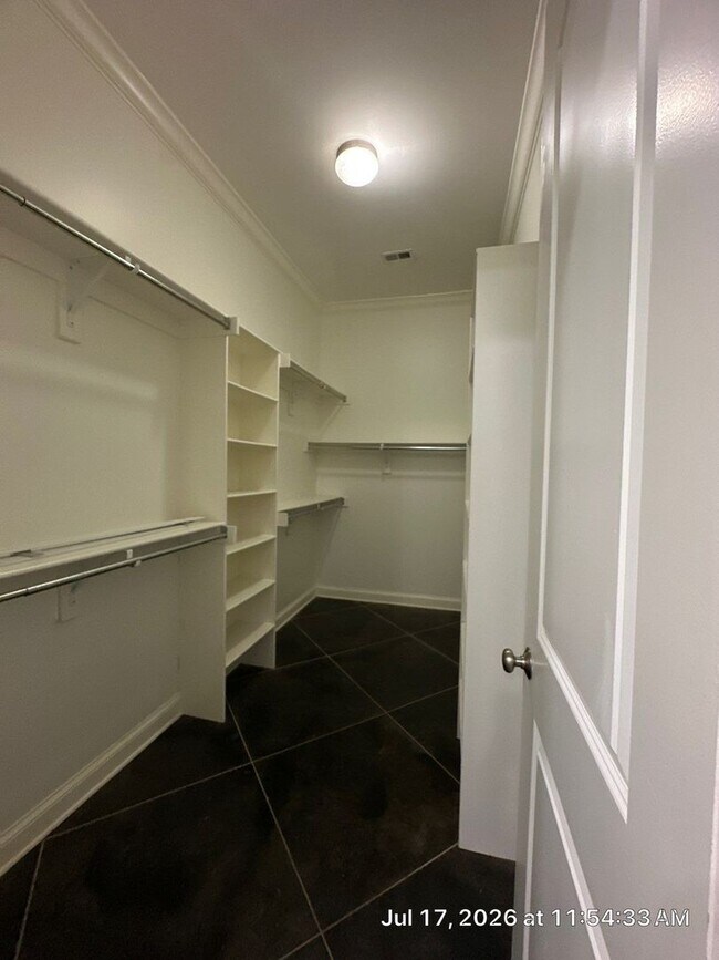 Building Photo - Charming 4 Bedroom Townhouse with 2 Large Suites