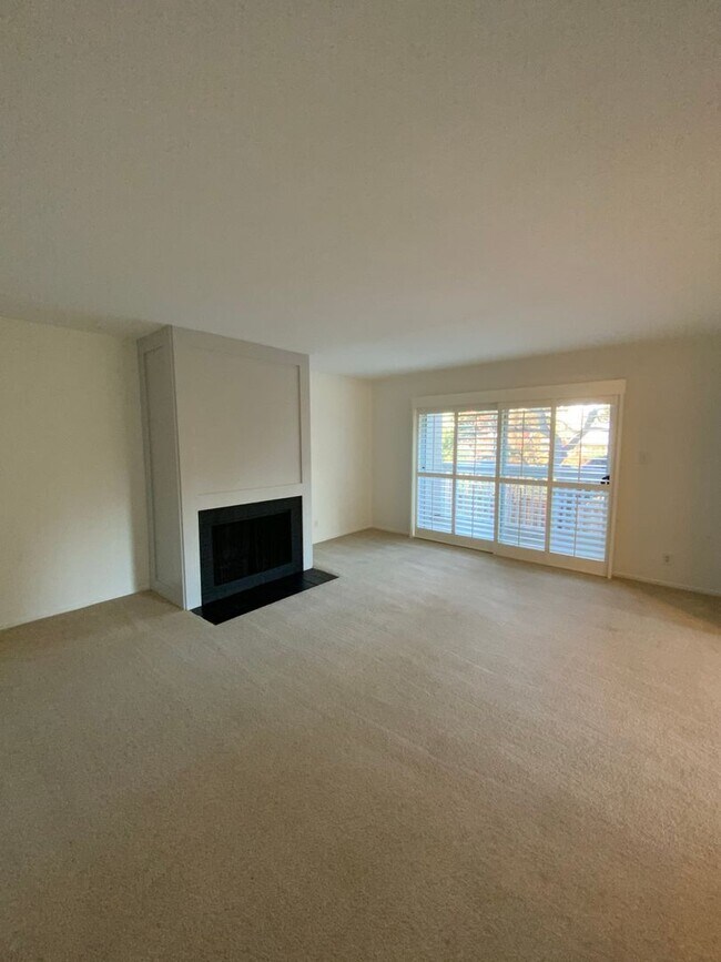 Building Photo - Elegant Remodeled 3BR Condominium in Sharon Heights