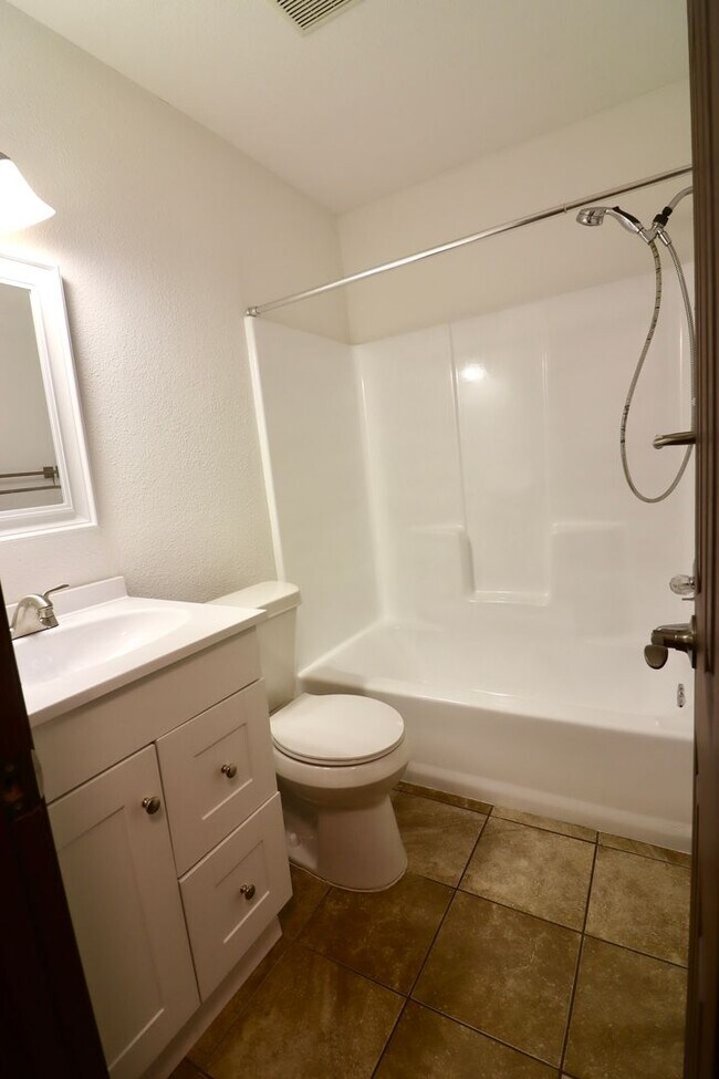 Building Photo - FOR LEASE! Newly Remodeled - 3 Bedroom - 1...
