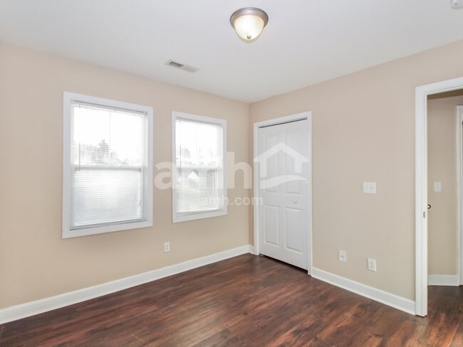 Building Photo - 28 Thornbury Dr