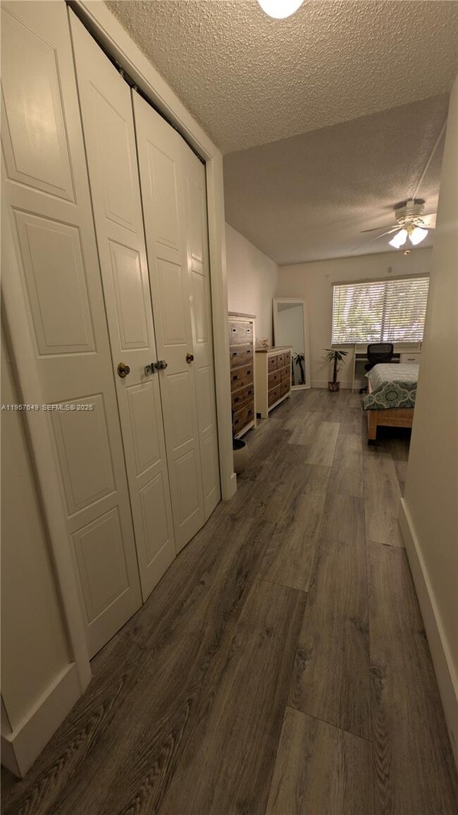 Building Photo - 369 Lakeview Dr