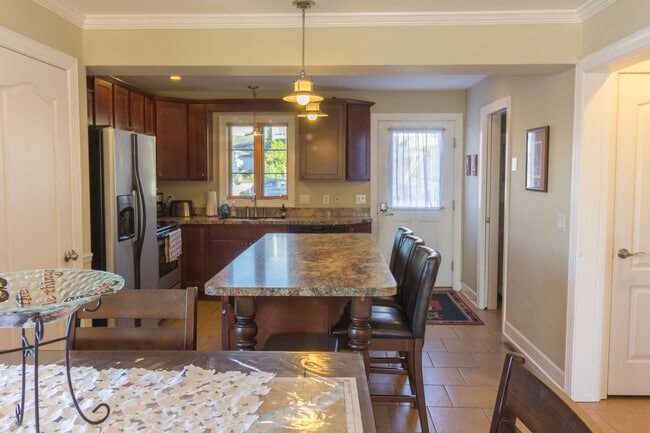 Building Photo - 16 Sisson St