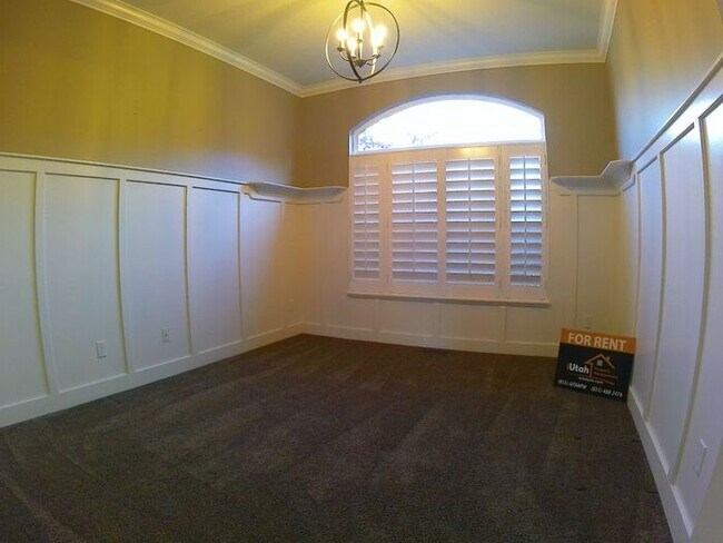 Building Photo - 5 bdrm 3bth Home 3 Car Garage Some utilities included