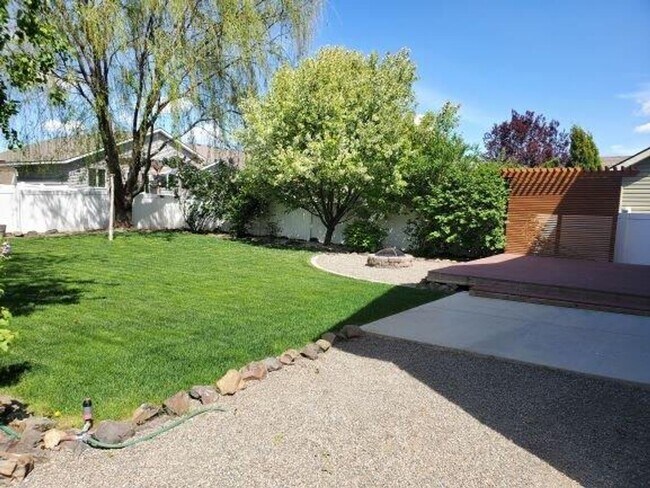 Building Photo - Beautiful 2 Story Home!