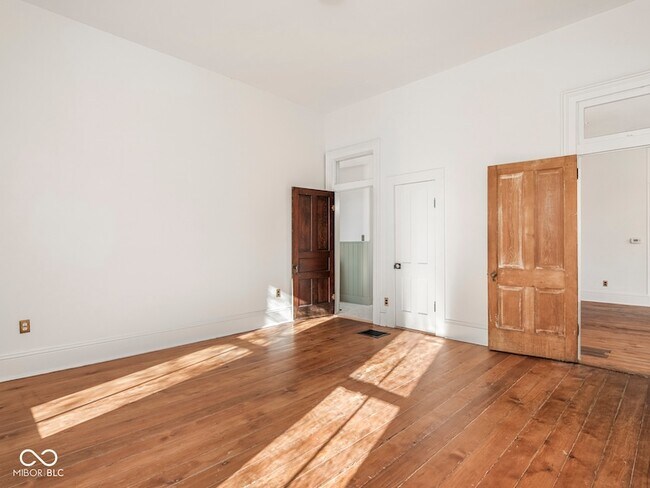 Building Photo - 1118 E St Clair St