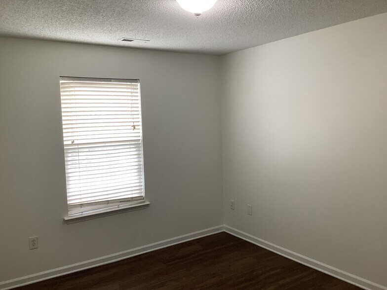 Building Photo - 6527 Forest Cross Dr