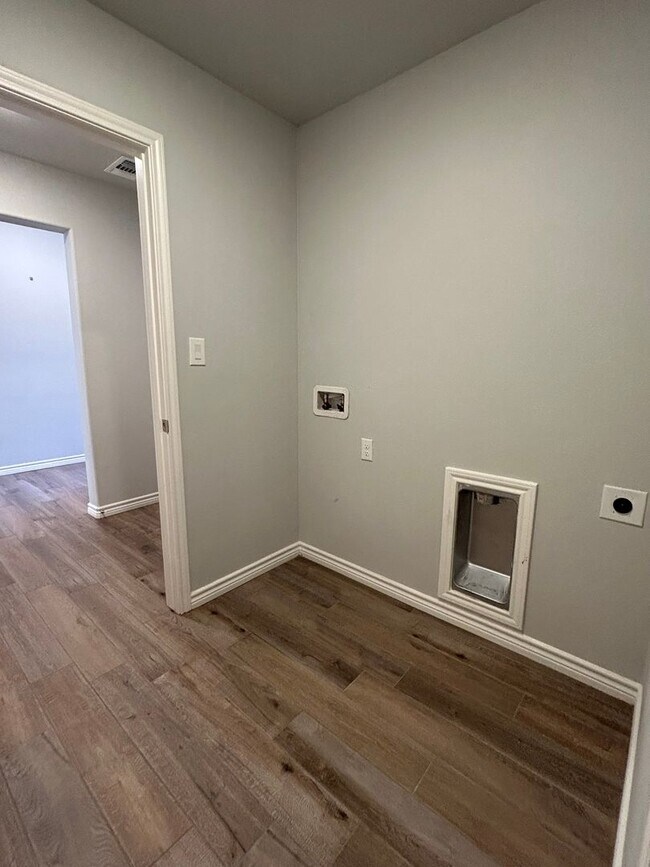 Building Photo - 2032 Twin Falls Dr