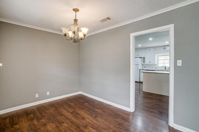 Building Photo - Updated 3-Bedroom Home in South Hills Neighborhood!