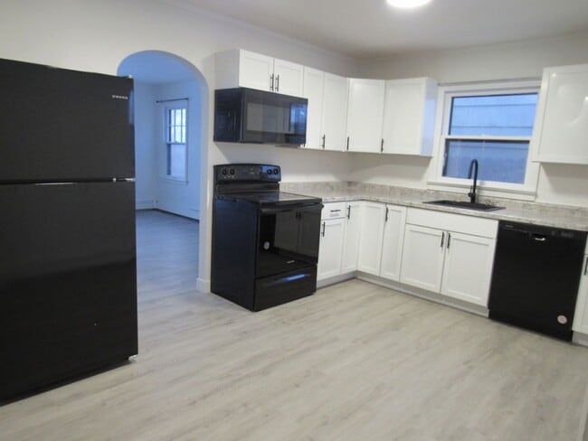 Building Photo - Updated Cape Cod 4 Bedroom Home! Heat/Water Pd!