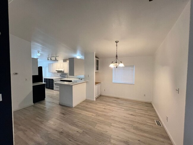 Building Photo - Updated 3 Bedroom / 2 Bath Mobile Home on ...