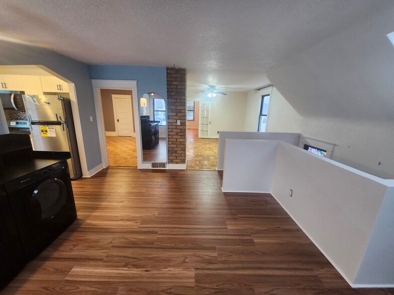 Building Photo - 796 Larpenteur Ave W