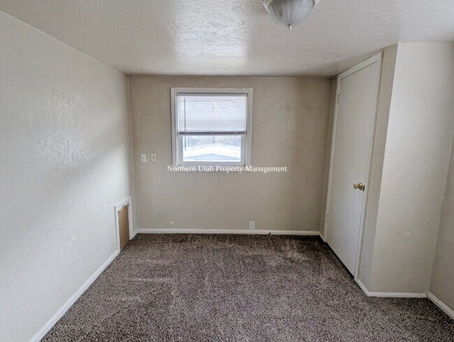 Building Photo - Upper Unit 2 Bed 1 Bath