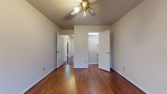 Building Photo - 806 N Willow Dr