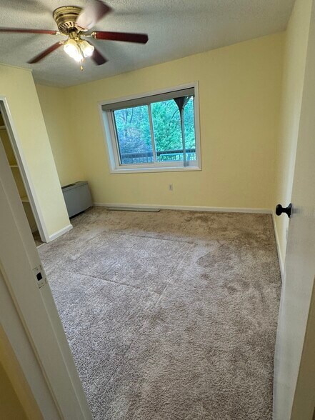 Building Photo - 7420 Lakeview Dr