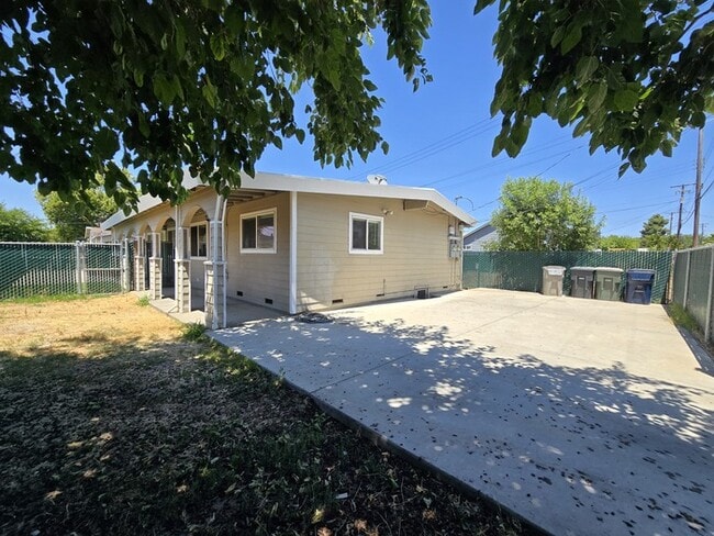 Primary Photo - Cute Duplex for rent in Sacramento!