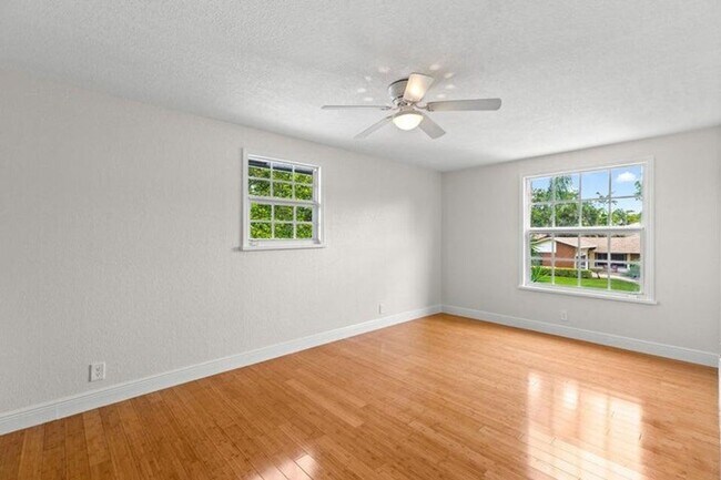 Building Photo - 4610 Pine Tree Dr