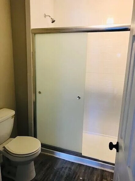 Building Photo - Room in Apartment on Heathcliff St