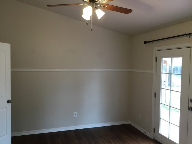 Building Photo - 1075 W Egret Dr