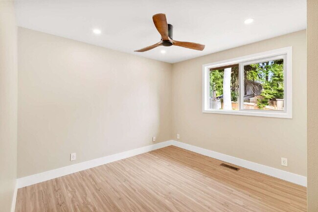 Building Photo - Modern 4-Bedroom Retreat Near Lake Whatcom...