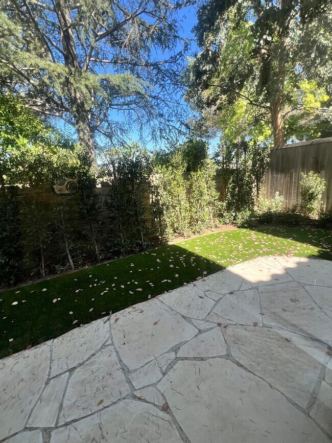 Building Photo - Thousand Oaks - 3 bedroom, 2.5 bath in the...